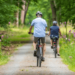 Man en vrouw op verzekerde fiets